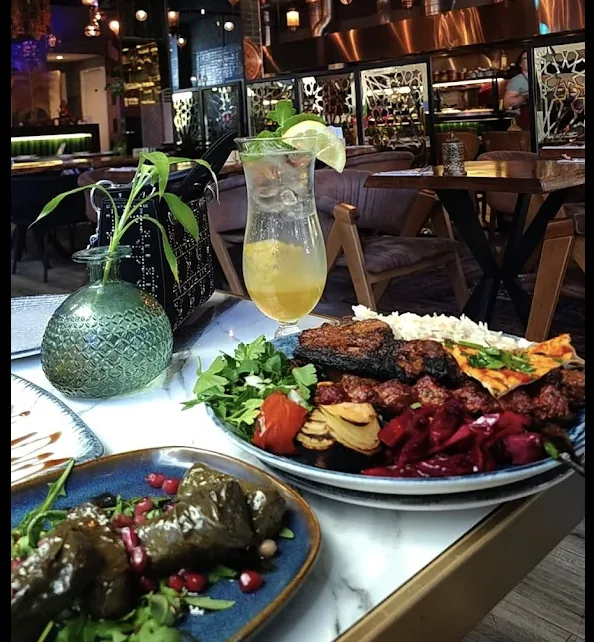 Gegrilde kebab met rijst en verse muntlimonade bij Sallora Amsterdam
