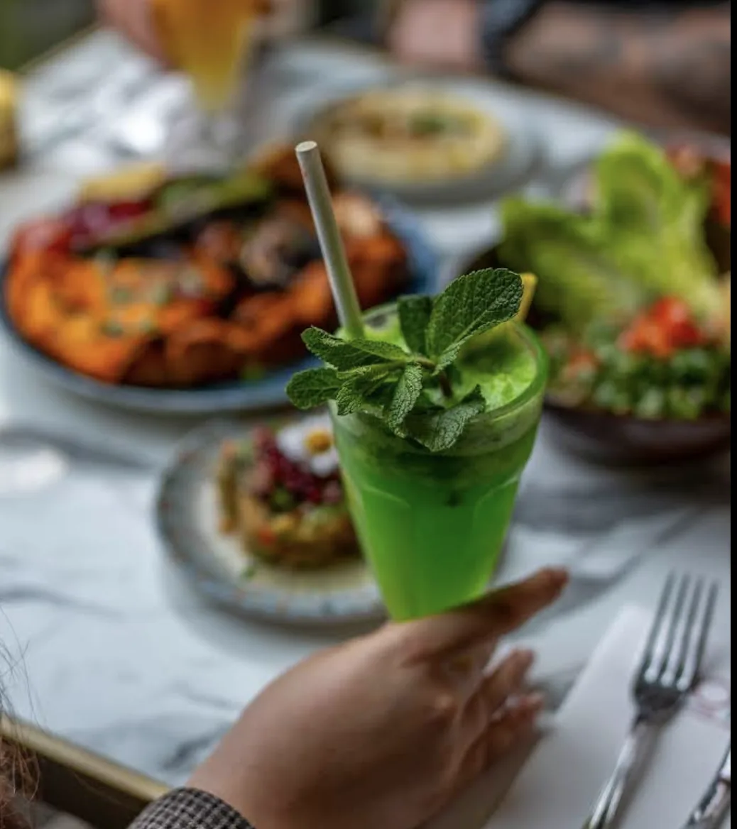 Verse muntlimonade tussen Libanese mezze