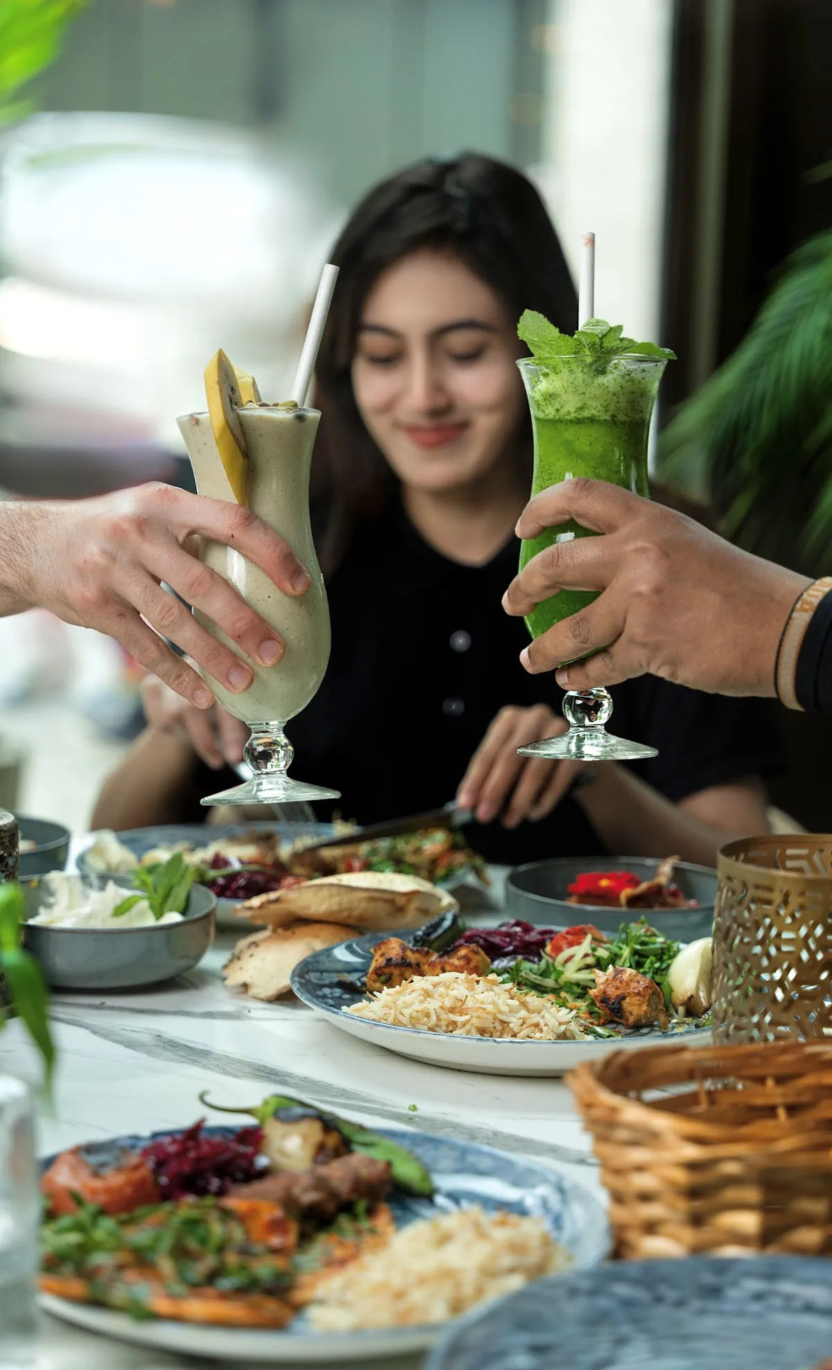 Gasten proosten samen aan een rijk gevulde tafel bij Sallora