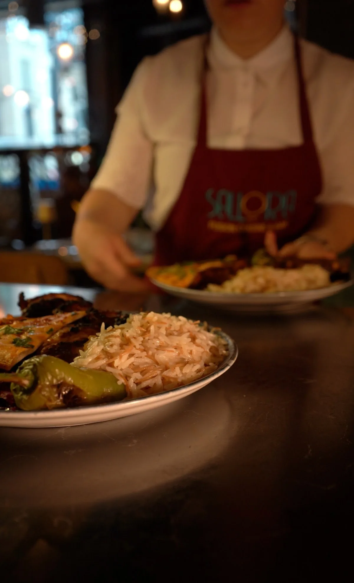 Onze bediening serveert verse gerechten van de grill